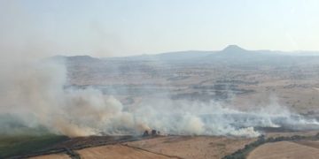 Incendio a Ozieri, elicotteri e canadair sul posto