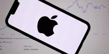 Apple supera i 5.000 miliardi di dollari di valore, è la prima volta