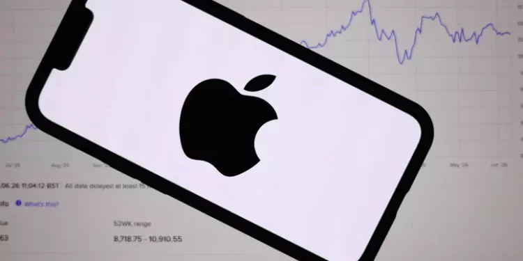 Apple supera i 5.000 miliardi di dollari di valore, è la prima volta