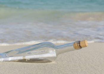 Sistiana, il mare restituisce dopo dieci anni il messaggio di una madre al figlio scomparso
