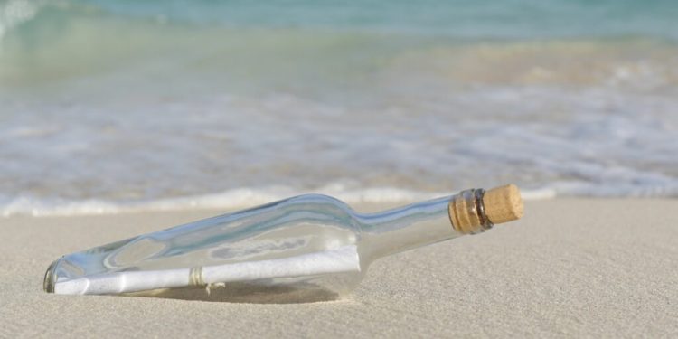 Sistiana, il mare restituisce dopo dieci anni il messaggio di una madre al figlio scomparso
