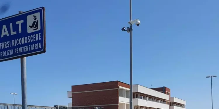 Incendio nel carcere di Sassari, detenuto muore carbonizzato