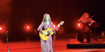 Carmen Consoli incanta Tharros: applausi a scena aperta per “I segreti dell’anima”