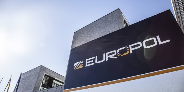 Pianificavano online gli stupri di mogli e compagne: arrestate 57 persone in tutta Europa