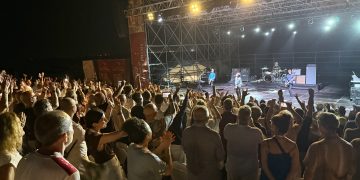La chitarra di Johnny Marr accende il pubblico di Tharros