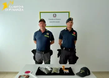 Sbarca a Olbia con mezzo chilo di hashish e marijuana, stagionale arrestato