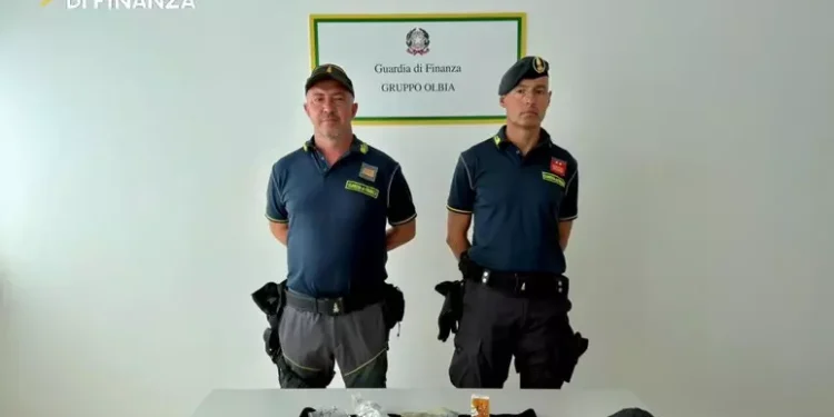 Sbarca a Olbia con mezzo chilo di hashish e marijuana, stagionale arrestato