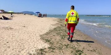 Turista di 60 anni muore mentre fa il bagno a Chia
