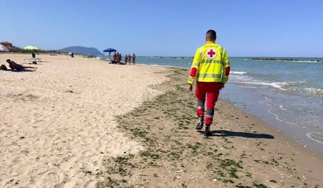 Turista di 60 anni muore mentre fa il bagno a Chia