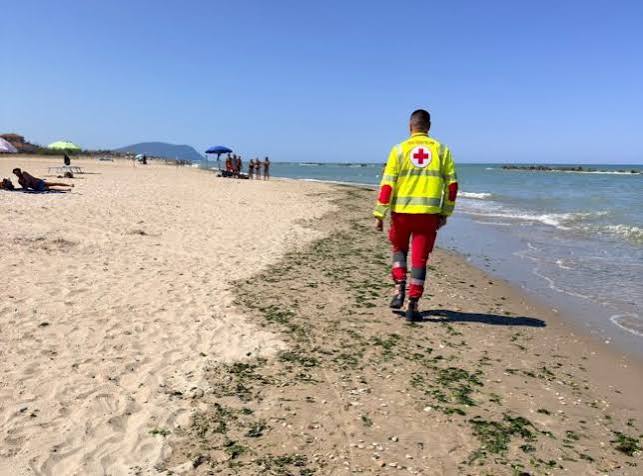 Turista di 60 anni muore mentre fa il bagno a Chia