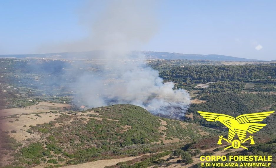 Fiamme a Bosa, presenti due elicotteri