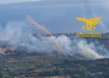 Incendio a Portoscuso, sul posto anche l’elicottero
