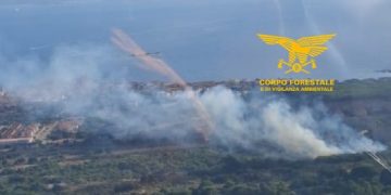 Incendio a Portoscuso, sul posto anche l’elicottero