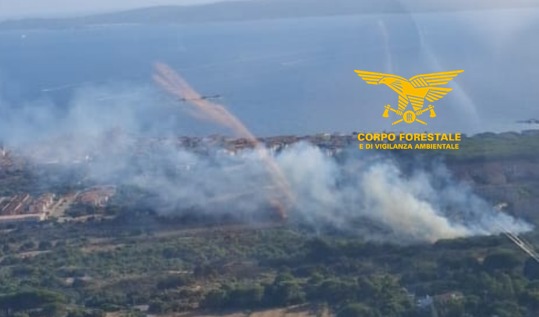 Incendio a Portoscuso, sul posto anche l’elicottero