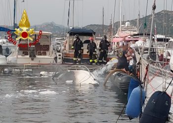Imbarcazione in fiamme a La Maddalena