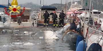 Imbarcazione in fiamme a La Maddalena