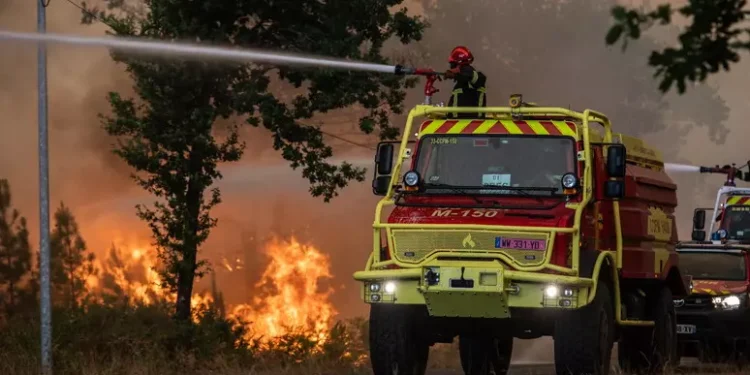 In Gironda l’incendio minaccia periferia di Bordeaux, 220mila evacuati