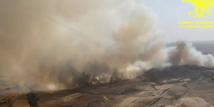Ancora attivo incendio tra Nuorese e Oristanese, in volo due Canadair