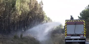 Francia, oltre 12.000 abitanti e turisti evacuati per l’incendio a nord di Arcachon