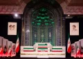 La salma di Khamenei nella Grande Moschea. L’omaggio del capo dei Pasdaran, prima apparizione pubblica dall’inizio della guerra