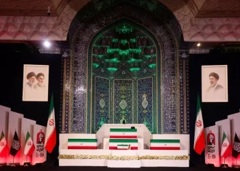La salma di Khamenei nella Grande Moschea. L’omaggio del capo dei Pasdaran, prima apparizione pubblica dall’inizio della guerra