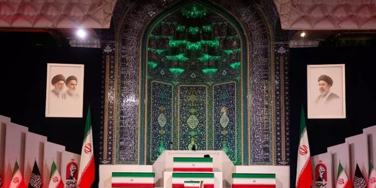 La salma di Khamenei nella Grande Moschea. L’omaggio del capo dei Pasdaran, prima apparizione pubblica dall’inizio della guerra