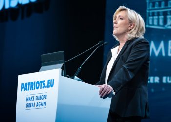 Marine Le Pen annuncia la candidatura all’Eliseo per il 2027: “Senza braccialetto elettronico”