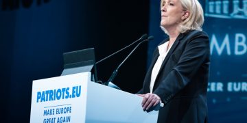 Marine Le Pen annuncia la candidatura all’Eliseo per il 2027: “Senza braccialetto elettronico”