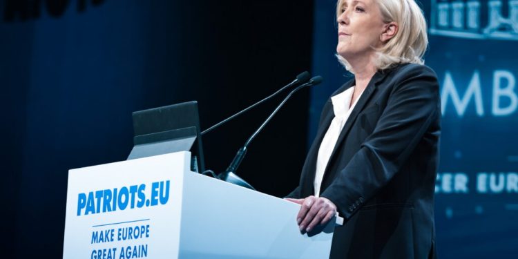 Marine Le Pen annuncia la candidatura all’Eliseo per il 2027: “Senza braccialetto elettronico”