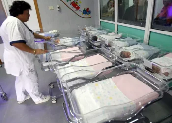 Nel 2025 nati solo 355 mila bambini, nuovo minimo storico dal dopoguerra