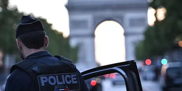 Terrore a Parigi, tre feriti in un attacco con il coltello