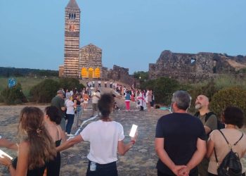 No colonialismo energetico: la catena umana attorno a Saccargia