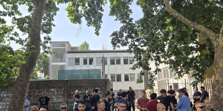 Milano, sgomberato il Settore Occupato: gli antagonisti sorpresi nel sonno