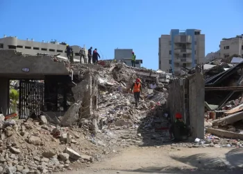 Soccorritori al lavoro in Venezuela per estrarre un uomo vivo a 8 giorni dal sisma