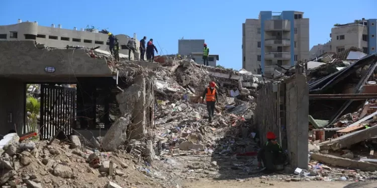 Soccorritori al lavoro in Venezuela per estrarre un uomo vivo a 8 giorni dal sisma