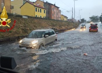 Violento maltempo in Liguria: allagamenti a Chiavari e Lavagna, fulmine colpisce un treno a Sestri Levante