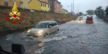 Violento maltempo in Liguria: allagamenti a Chiavari e Lavagna, fulmine colpisce un treno a Sestri Levante