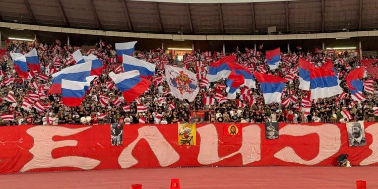 Sniff Sniff Zelensky a Belgrano, gli ultras lo salutano con le bandiere russe