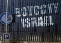 ‘Boycott Israel’ appare fuori dallo stadio di Bergamo
