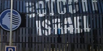 ‘Boycott Israel’ appare fuori dallo stadio di Bergamo
