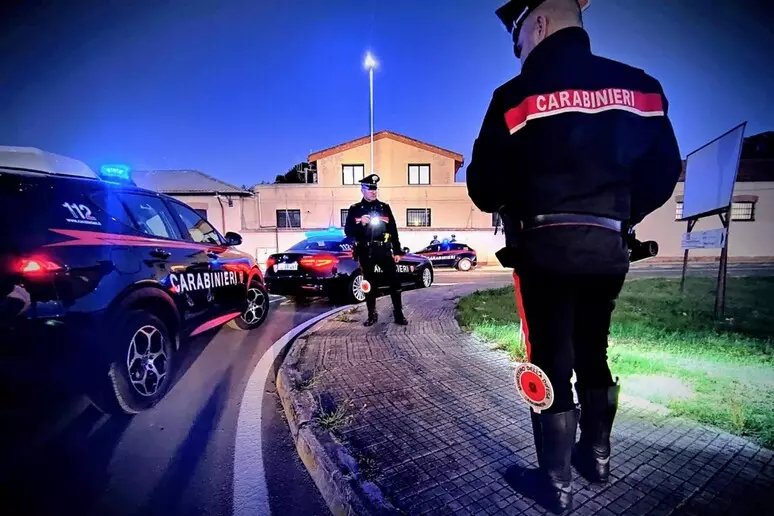 Fuga sull’auto rubata finisce contro pattuglia carabinieri, un militare ferito