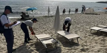 Ombrelloni e lettini sequestrati sulla spiaggia di Cea