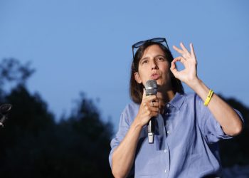 Caro carburanti, Schlein al governo: “Tassare gli extraprofitti delle società energetiche”