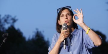 Caro carburanti, Schlein al governo: “Tassare gli extraprofitti delle società energetiche”