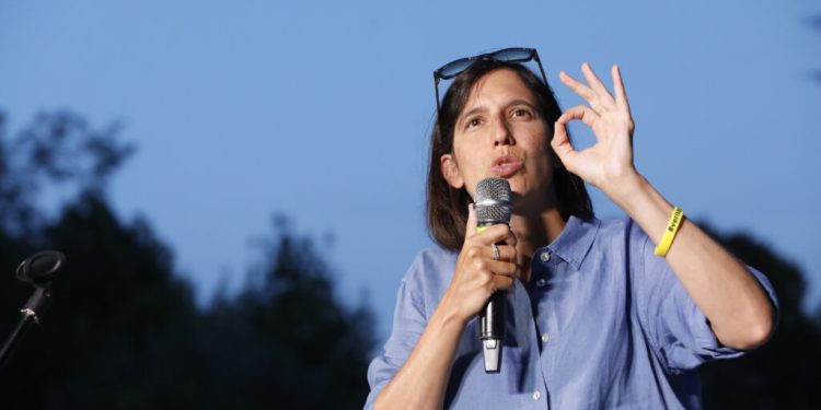 Caro carburanti, Schlein al governo: “Tassare gli extraprofitti delle società energetiche”
