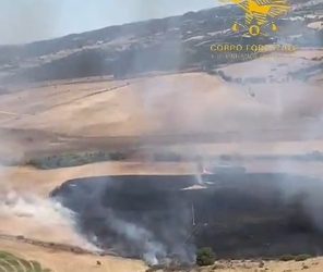 Vasto incendio a Genoni, in azione due elicotteri