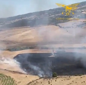 Vasto incendio a Genoni, in azione due elicotteri
