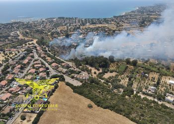 Vasto incendio a Flumini di Quartu, in azione due elicotteri a Santu Lianu