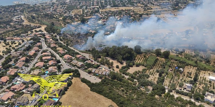 Vasto incendio a Flumini di Quartu, in azione due elicotteri a Santu Lianu