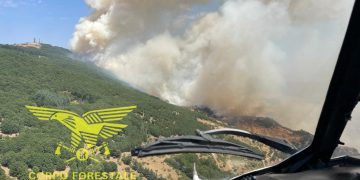Ripartito l’incendio a Padru e fiamme a Guspini: in azione i mezzi aerei